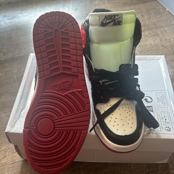 Jordan 1 Mid Women 5.5/ Red, Black, White - Picture 2 of 3